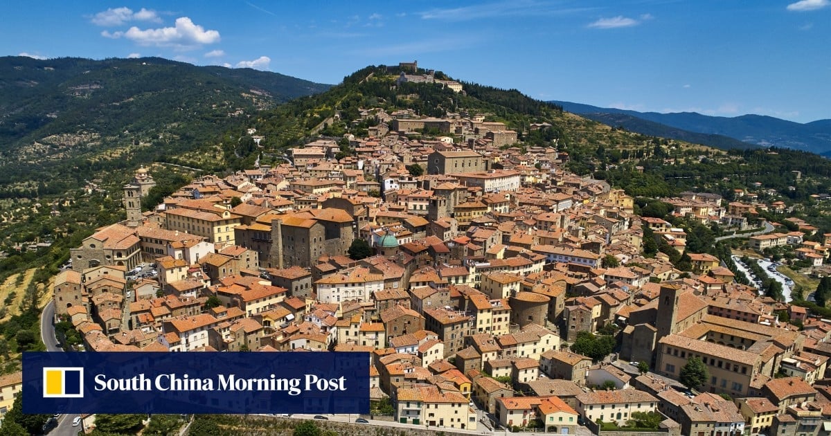 1 dead, 25 injured after bus carrying Chinese tourists crashes in Italy