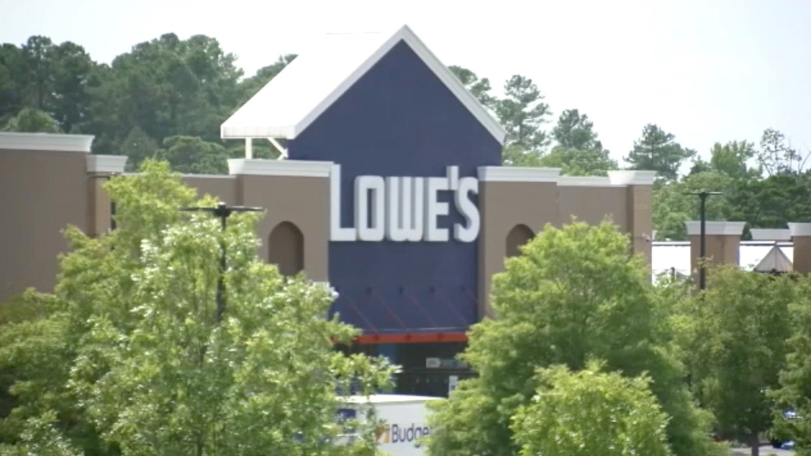 Man arrested after allegedly striking Lowe's employee on head with sledgehammer