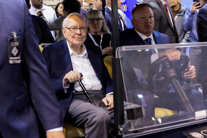 Berkshire's cash hits $277 billion as Buffett slashes Apple stake; operating profit sets record