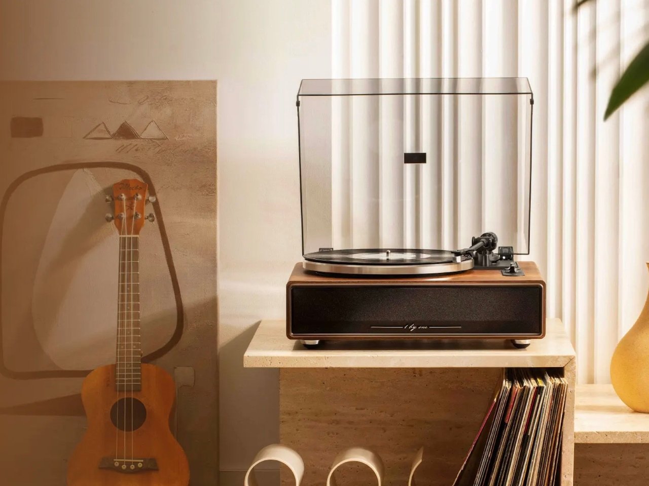 Vinyl player has built-in speaker and high-fidelity belt drive