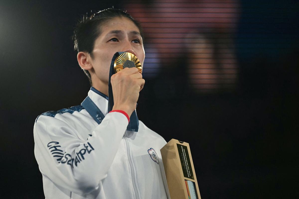 Fan removed from arena after unfurling flag at Lin Yu-Ting fight