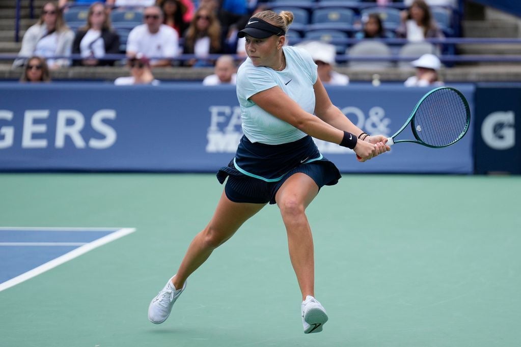 Anisimova beats Navarro in semis at Toronto