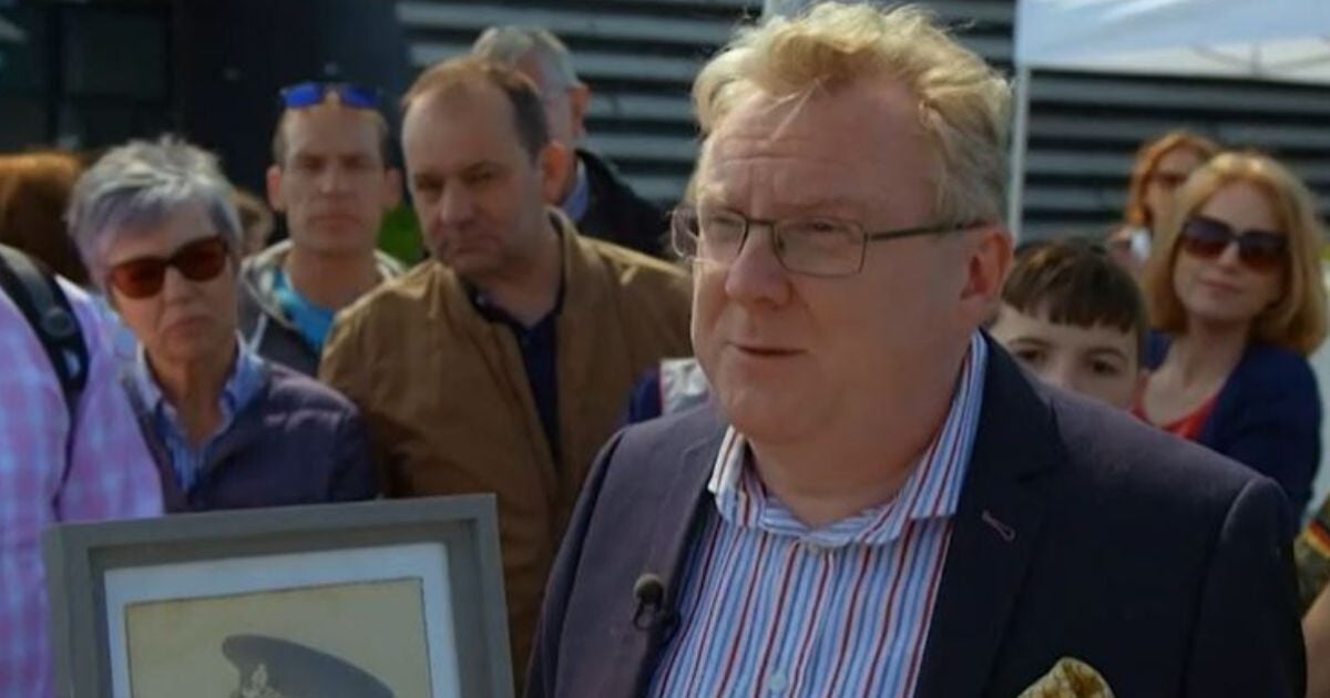 Antiques Roadshow expert speechless as he values items usually 'faked across the world'