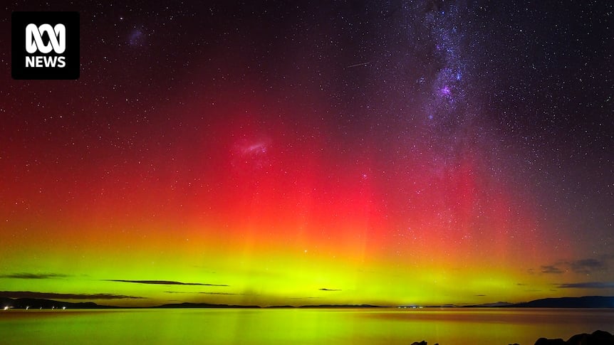 Aurora australis creates spectacular light display over southern states