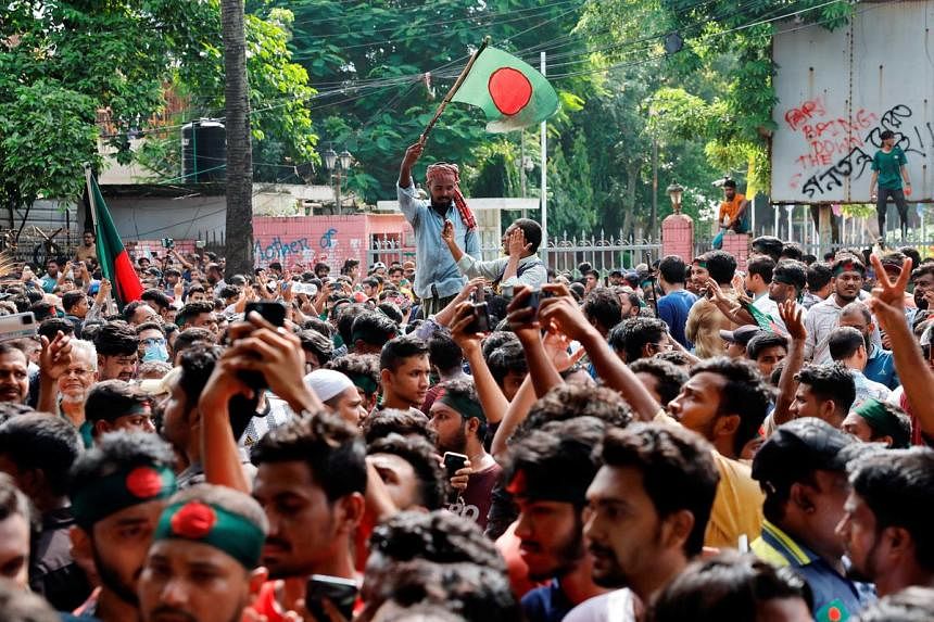 Bangladesh awaits interim government, army chief to meet protesters 