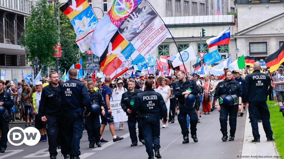 Berlin: Thousands march in COVID-19 pandemic skeptic protest