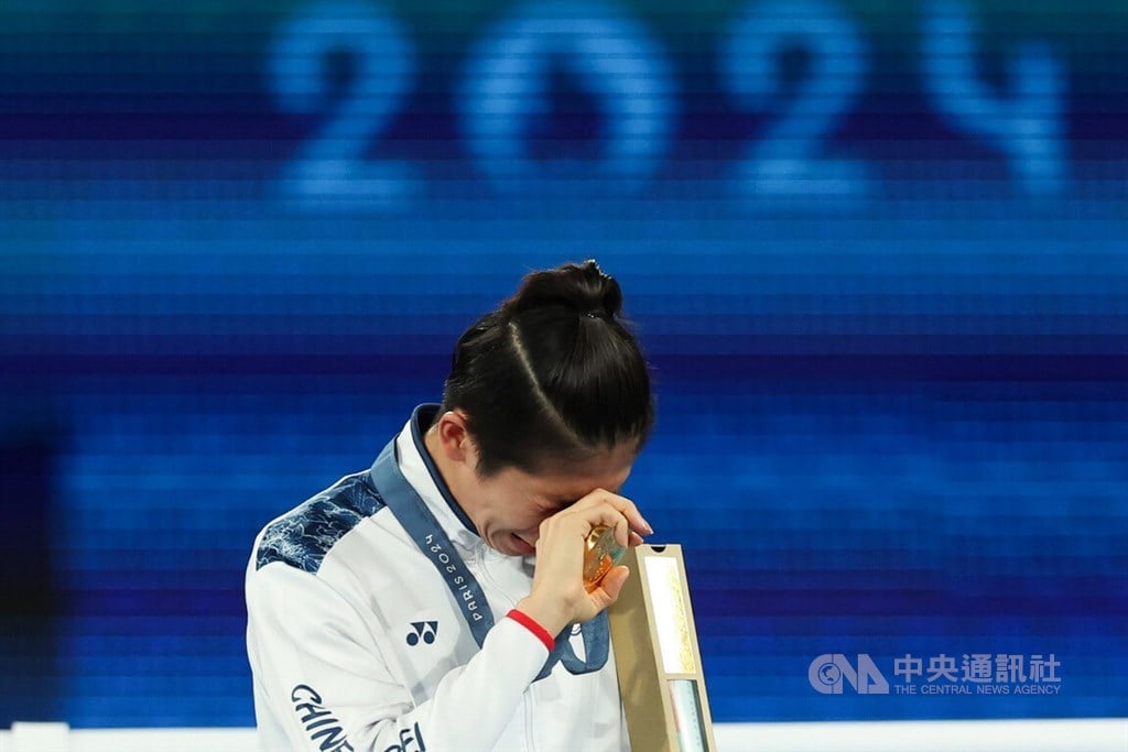 Boxer Lin Yu-ting tears up, vows to keep fighting after Olympic gold win