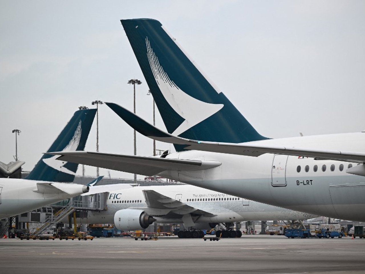 Cathay declares interim dividend despite profit drop