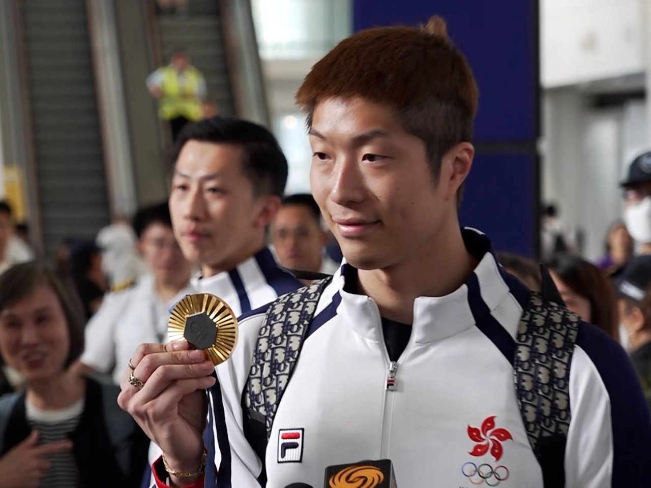 Crowd of fans welcome home Edgar Cheung