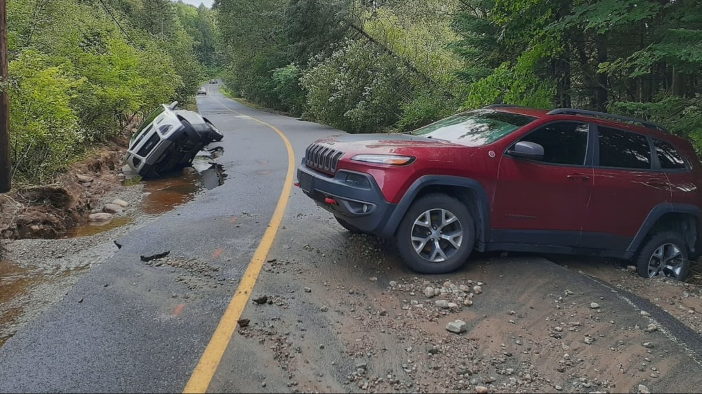 Dramatic rescue in Harrington, Que. as couple becomes trapped in flooded roadway