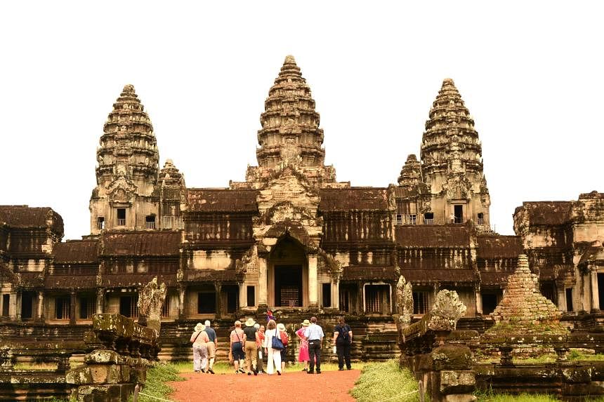 Foreign tourists now free to take pre-wedding photos with their outfits at Cambodia's Angkor