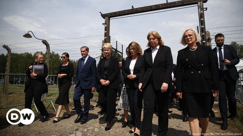 German lawmakers attend Auschwitz ceremony for Sinti-Roma