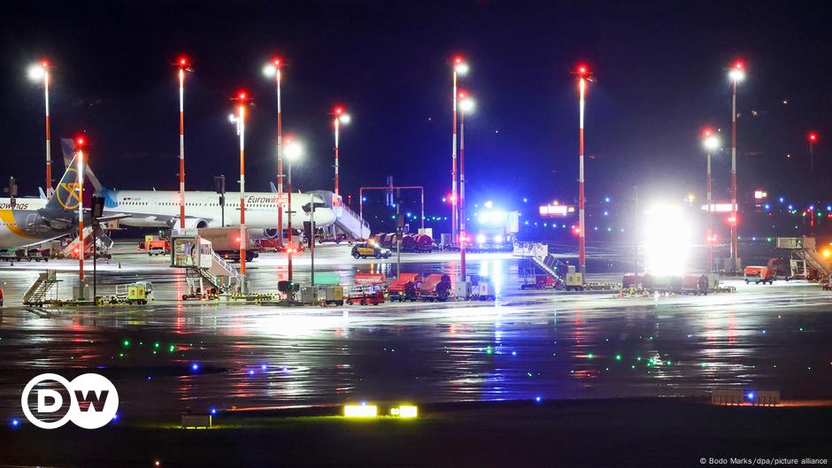 Germany: Police stop climate protesters at Hamburg Airport