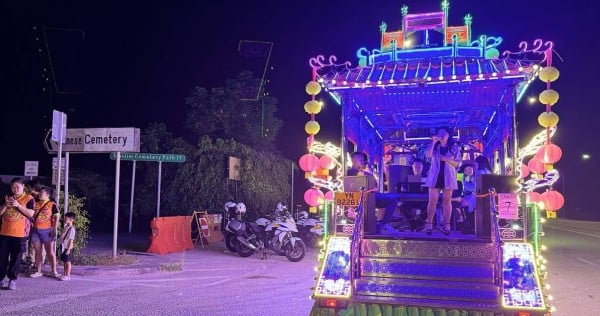 'It's like we're greeting the spirits': Devotees join Woodlands temple to kick off Hungry Ghost Festival at cemetery