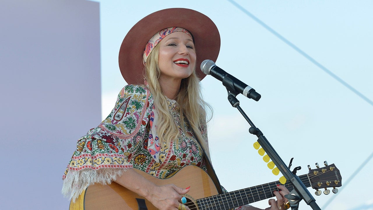 Jewel champions hillbilly culture for music career success