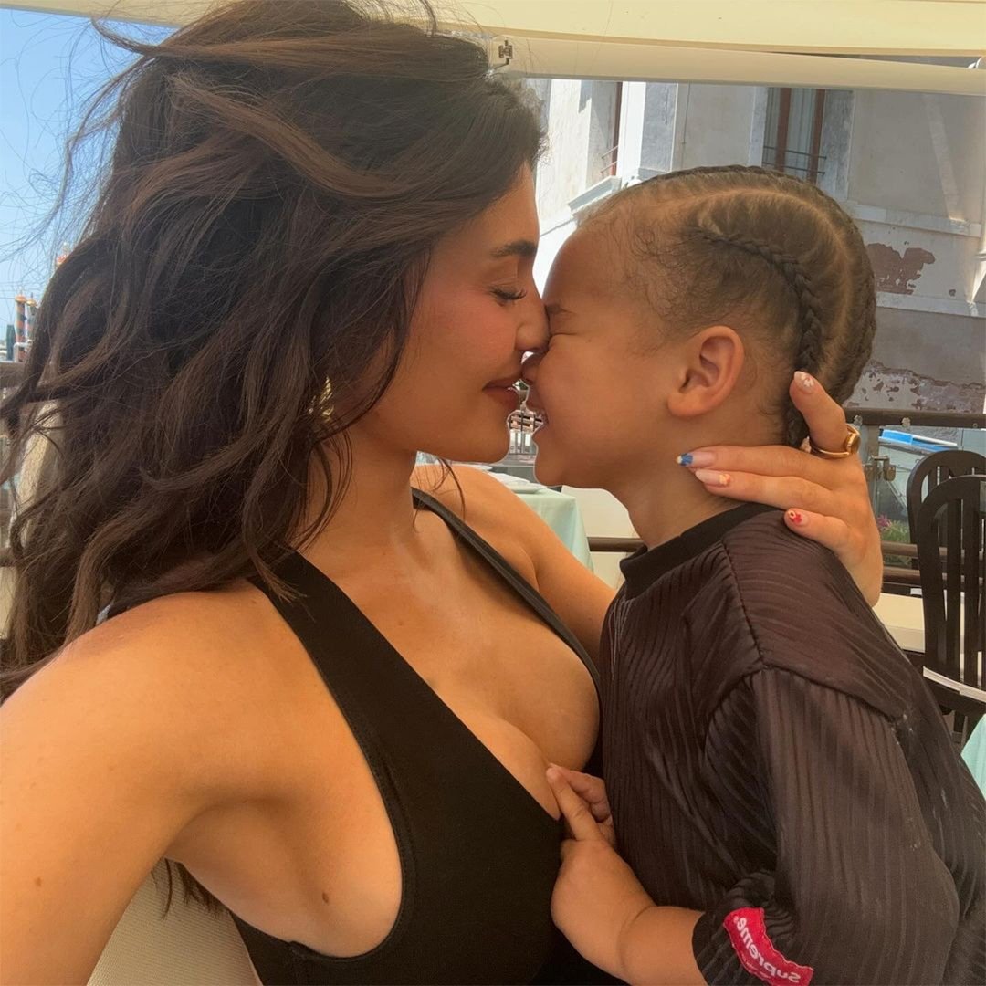  Kylie Jenner Details Postpartum Depression After Welcoming Her 2 Kids 