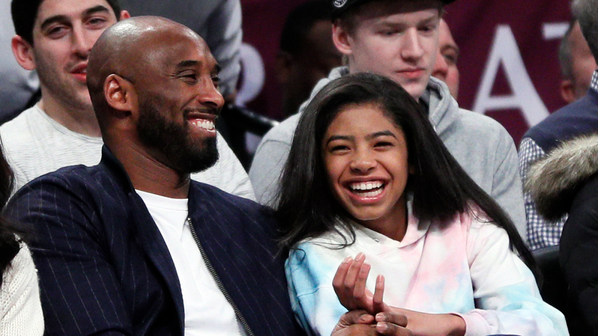  Lakers unveil statue of Kobe Bryant, daughter Gianna outside arena, memorializing iconic courtside photos 