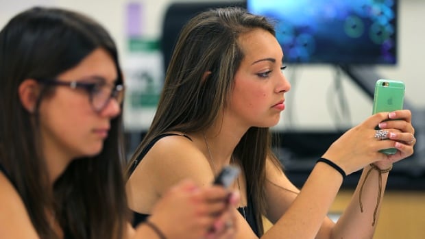 Manitoba bans cellphones in school for K-8 students