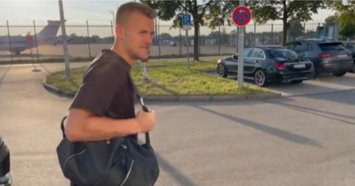 Matthijs de Ligt makes exciting five-word statement as he boards plane to Man Utd