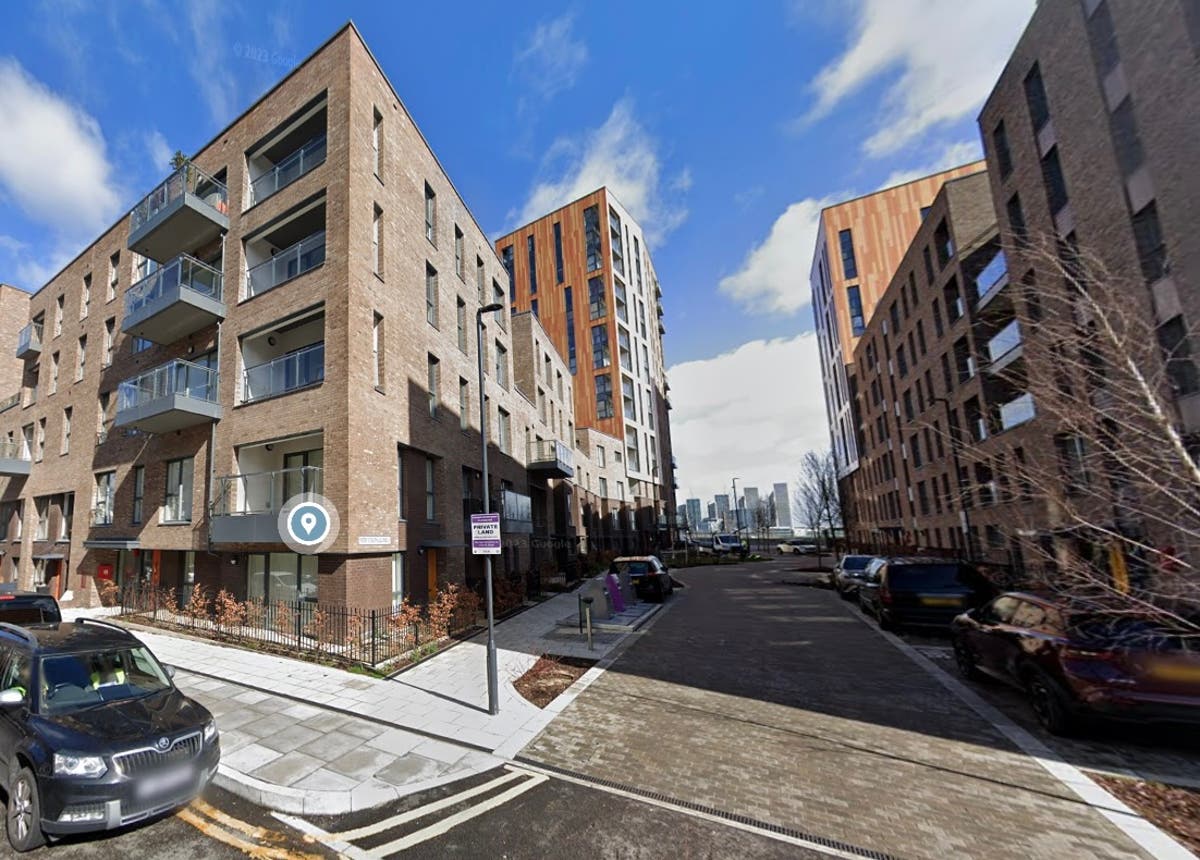 Murder probe as man in his 20s stabbed to death on Isle of Dogs estate 