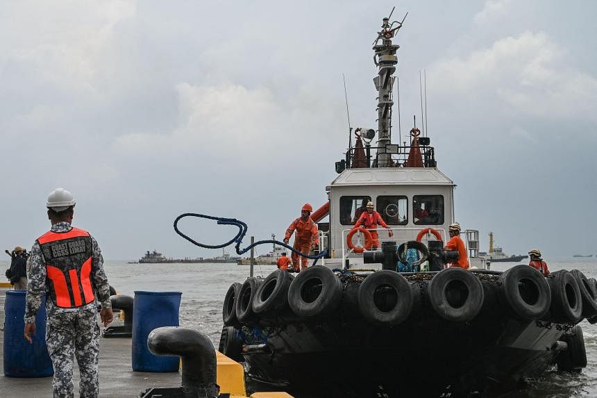 Philippines begins transfer of oil cargo from sunken tanker