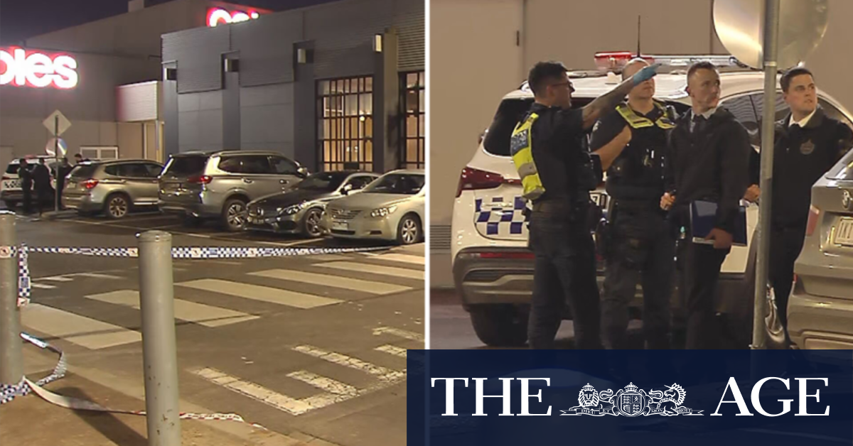 Police hunt group of attackers over stabbing at Melbourne shopping centre