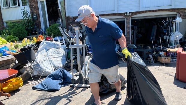 Residents feeling helpless after sewers back up in Dollard-des-Ormeaux, Que.