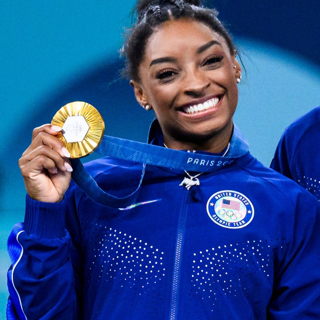  Simone Biles' Necklace Proves She's the GOAT After Gold Medal Win 