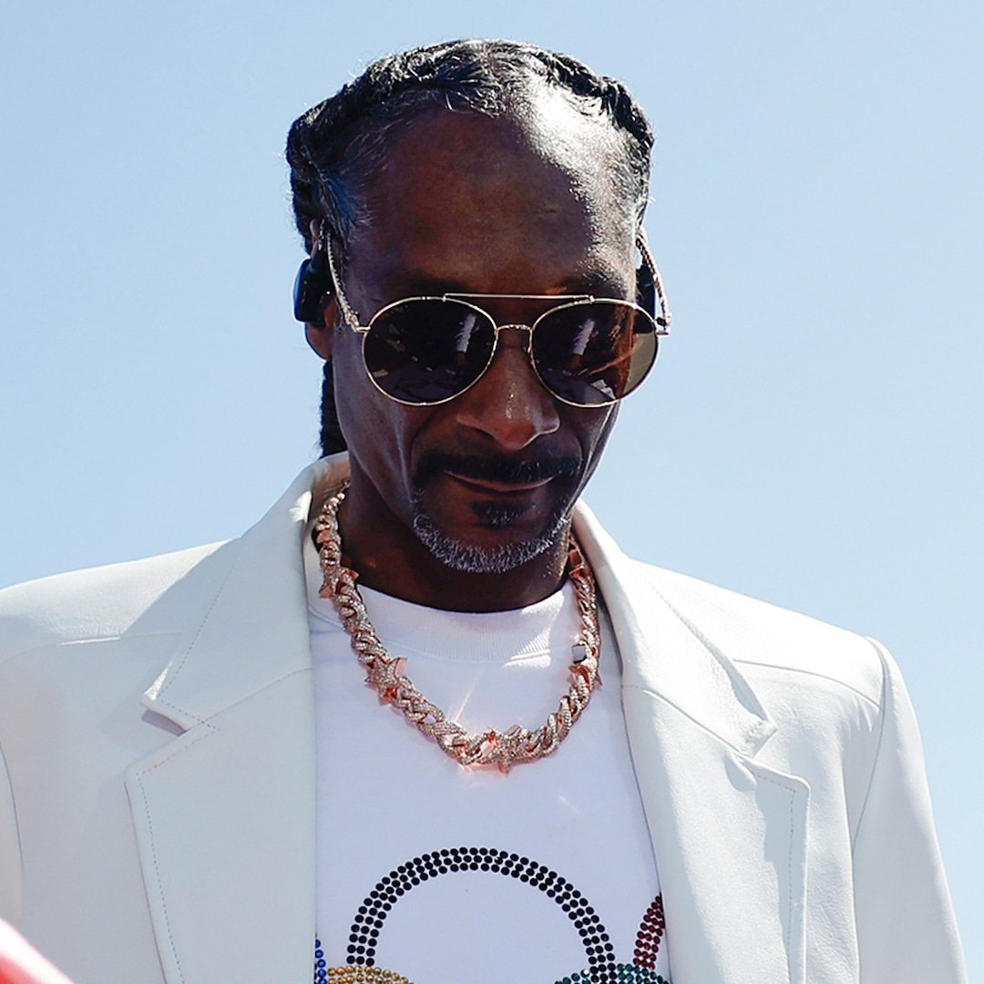  Snoop Dogg Drops It Like It's Hot at Olympics Closing Ceremony 