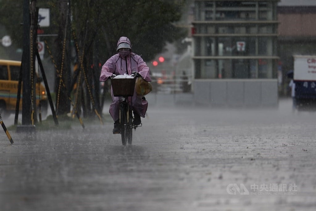 Storm looming off southern Japan poses no threat to Taiwan