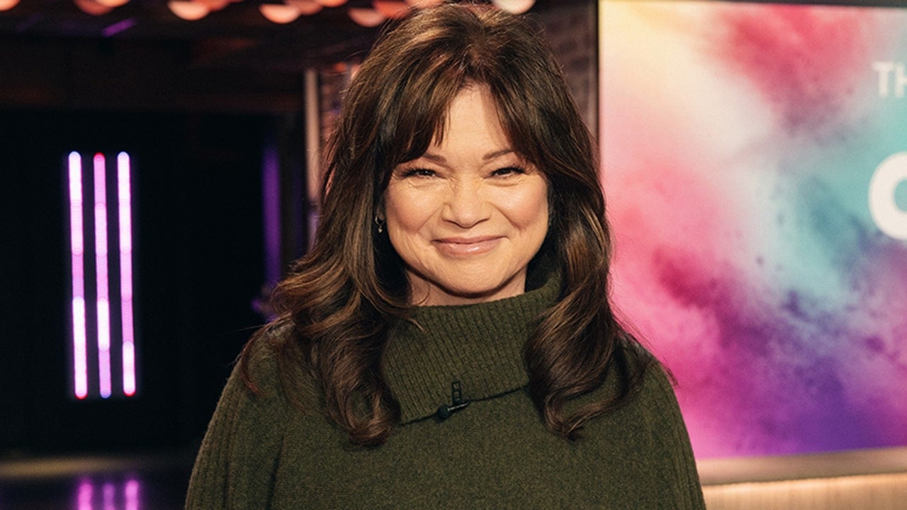 Valerie Bertinelli says goodbye to summer with poolside swimsuit selfie