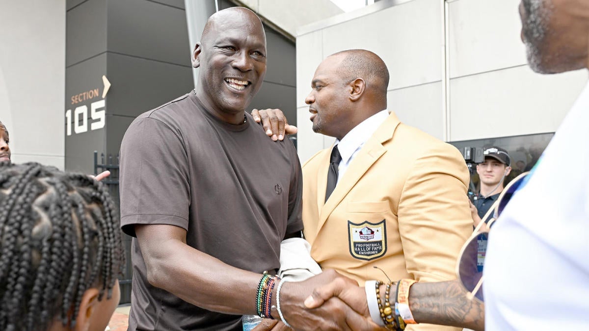  WATCH: Michael Jordan attends Pro Football Hall of Fame ceremony, Julius Peppers gives shoutout to NBA legend 