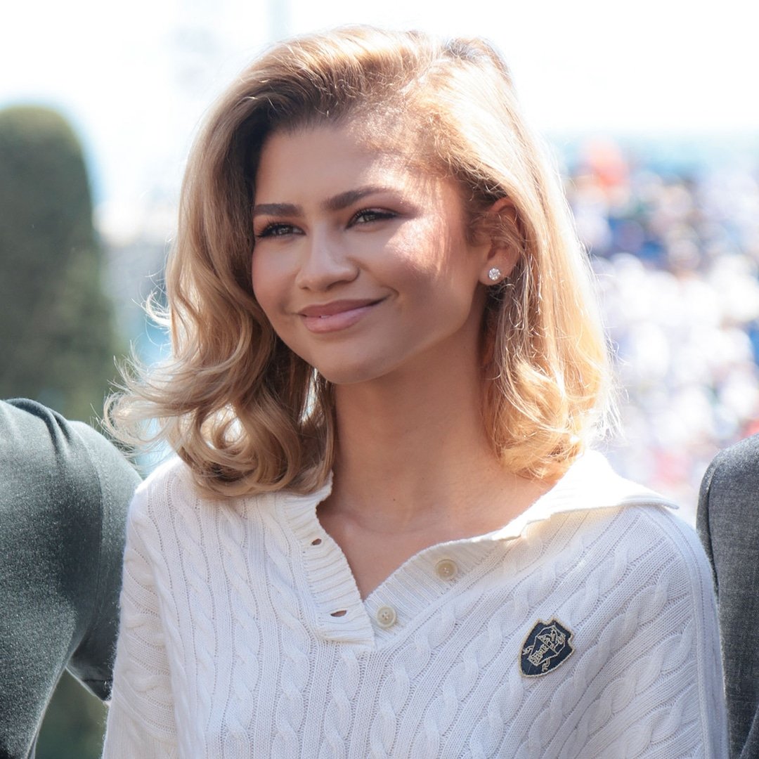  Zendaya Brings Tom Holland Sweetest Gift at Final Romeo & Juliet Show 