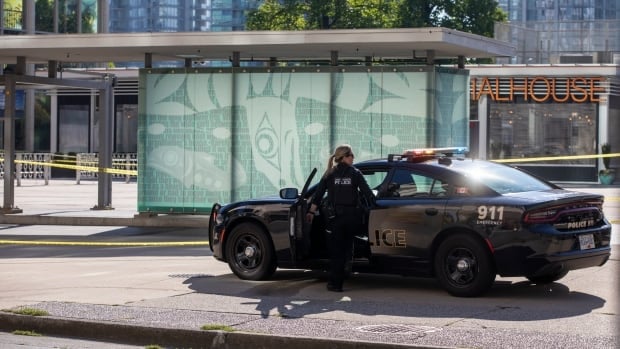 1 person dead, 1 badly injured in random downtown Vancouver attacks, police say