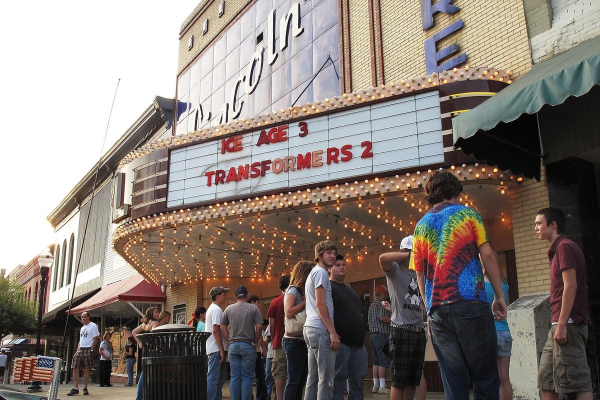 12 Things We Miss About the Way Movie Theaters Used to Be