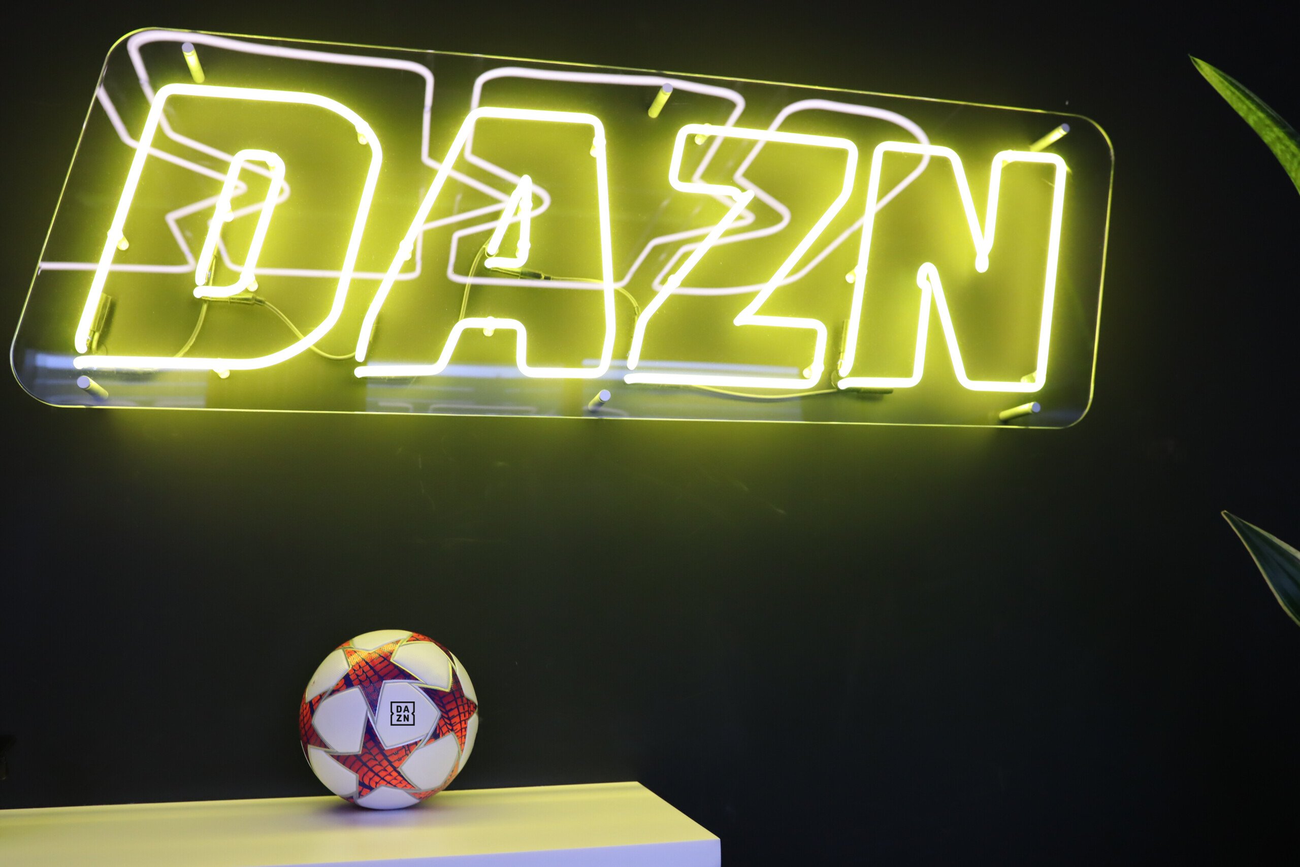 Ligue 1 : DAZN signe un partenariat avec Orange, Bouygues, SFR et Free pour arriver sur les box internet