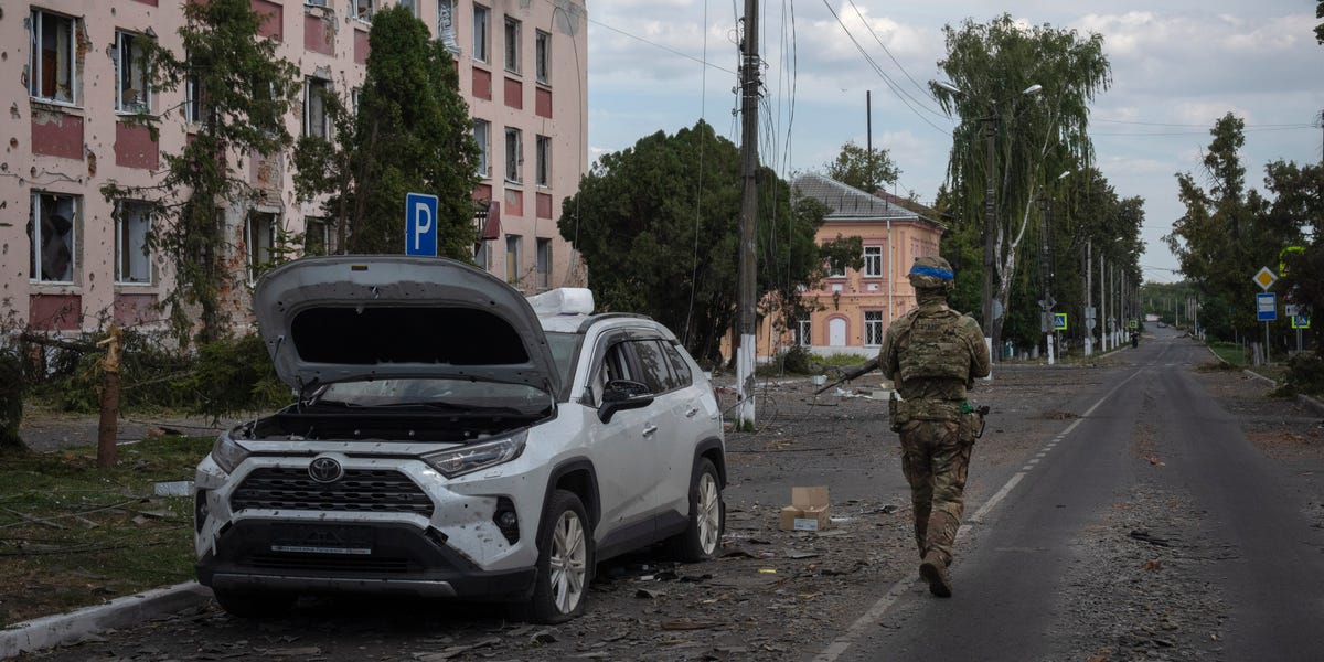 Russia is counterattacking in Kursk and could be trying to split Ukrainian forces, military experts say