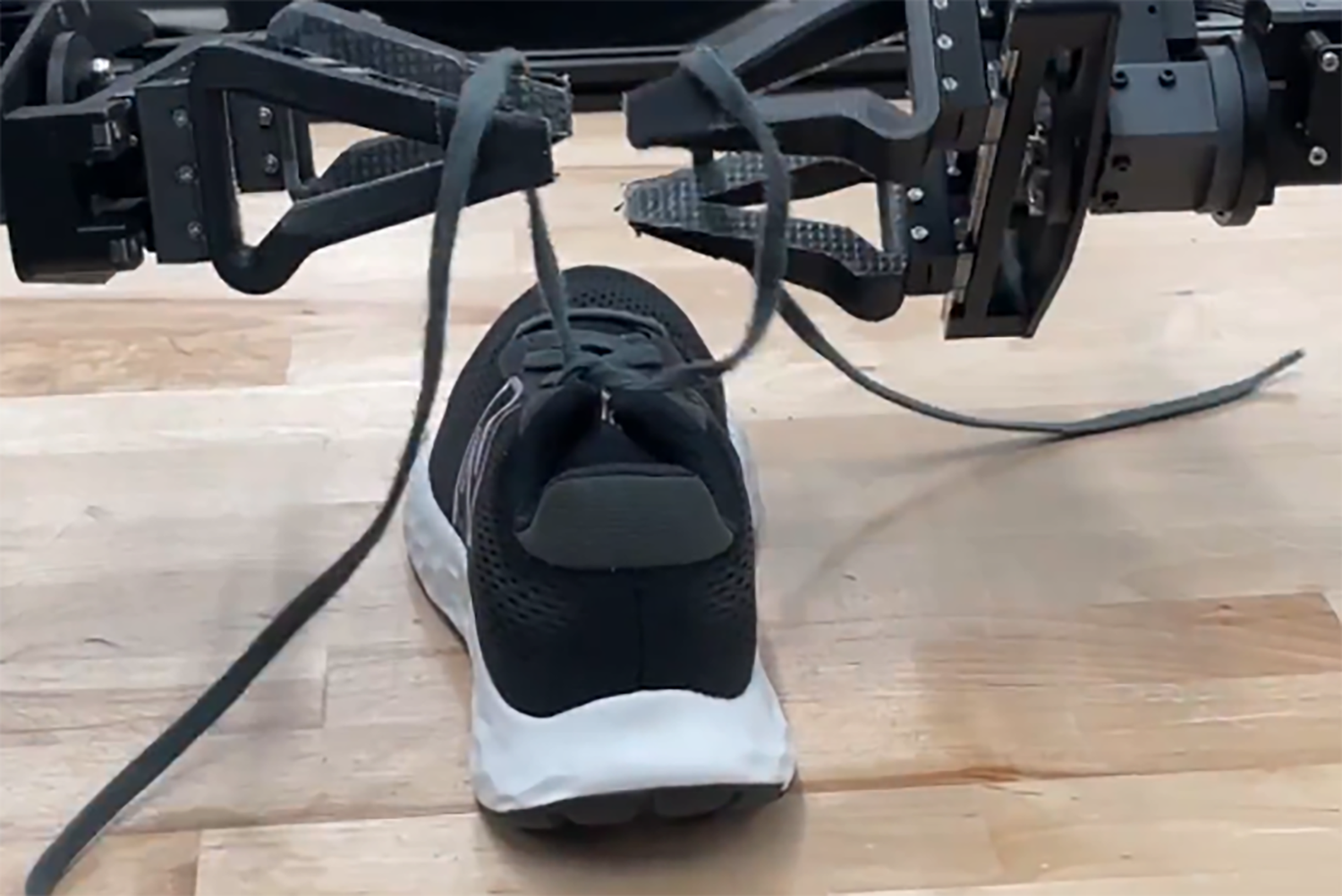 Google DeepMind Taught a Robot to Tie Shoes Very Poorly