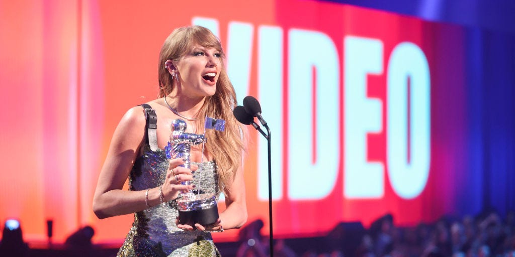 Taylor Swift used her VMA acceptance speech to drop her 2nd political message in 24 hours