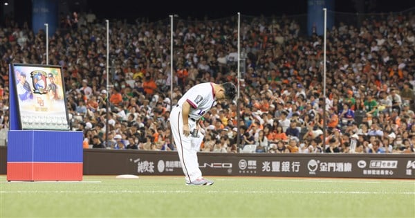 28,018 bid farewell to veteran Uni-President hurler at Taipei Dome