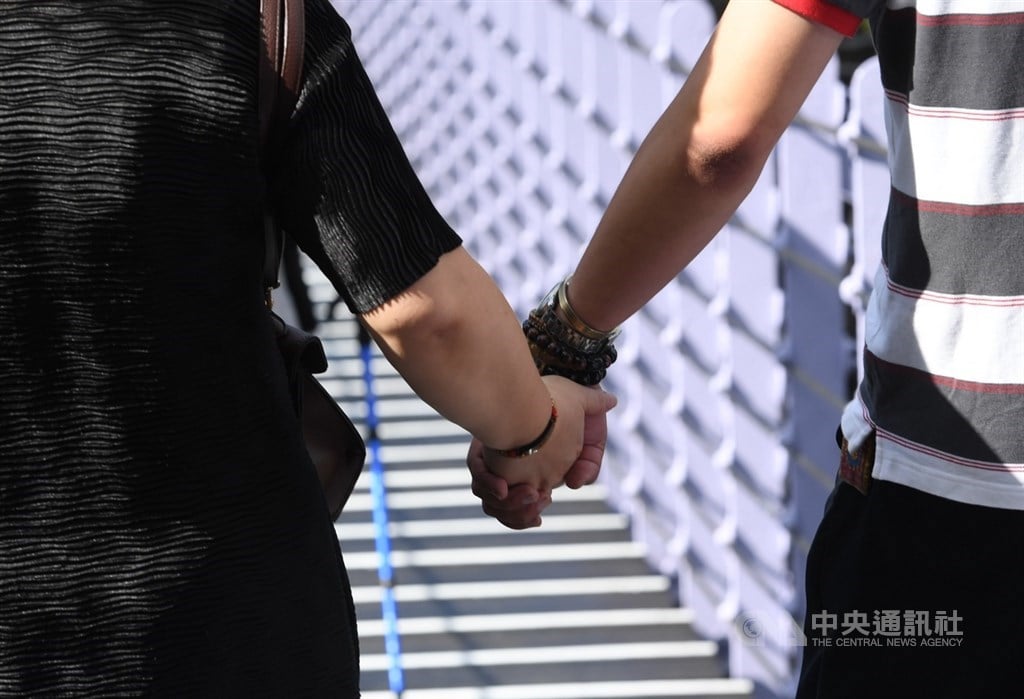 68% of public oppose high school dating ban: Survey