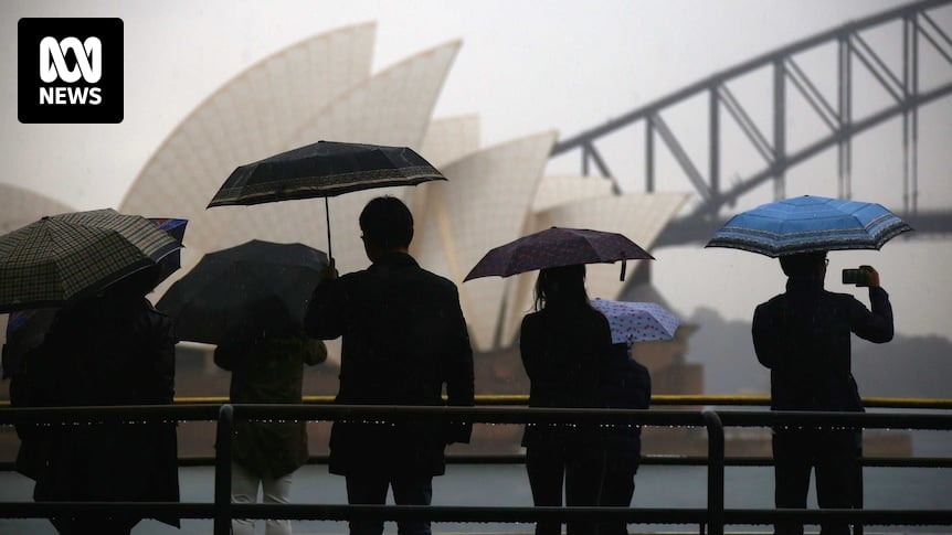 Australia on track for fifth consecutive wet year as weekend brings further rain to southern states and flood threat to NSW coast