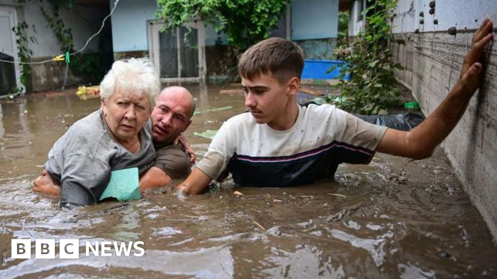 Central Europe floods: Rush to shore up flood defences amid evacuations