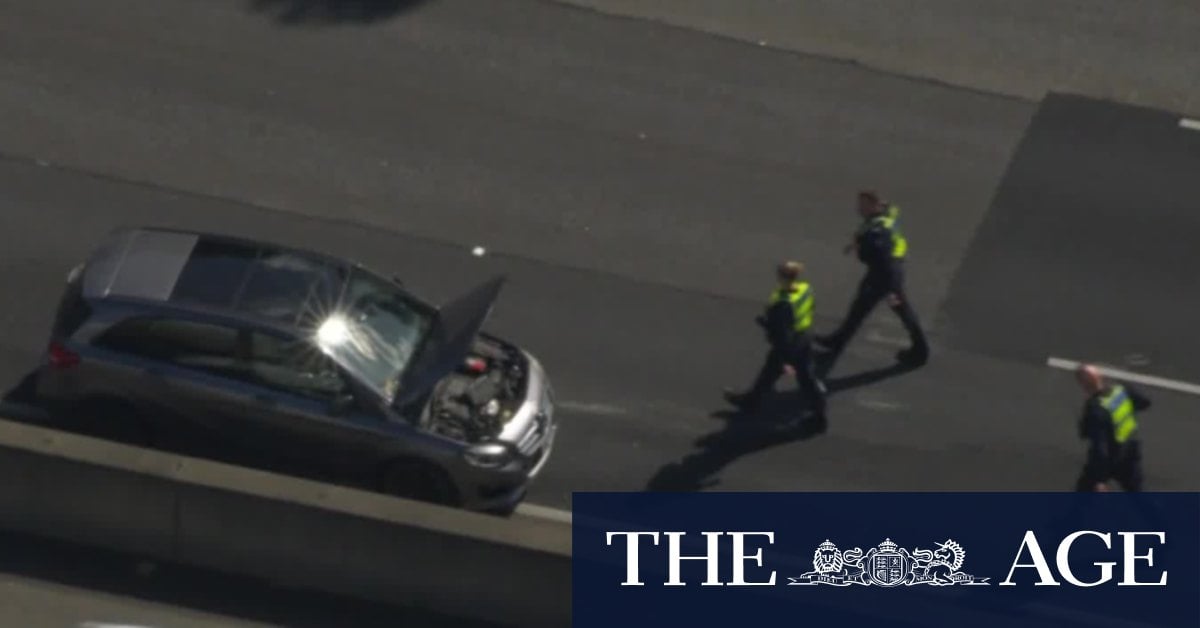 Driver on the run following peak hour crash on busy Melbourne freeway 