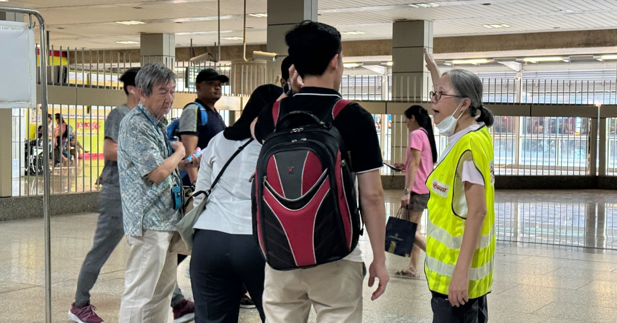 East-West Line MRT disruptions: SMRT staff assists autistic child, commuter helps elderly woman