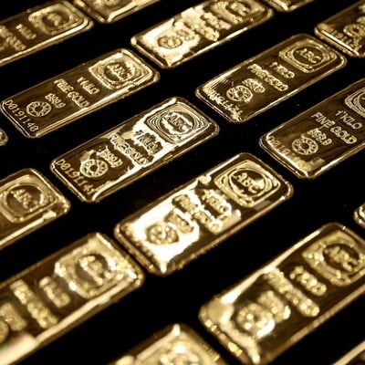 Gold hovers below record high, set for best quarter in eight years