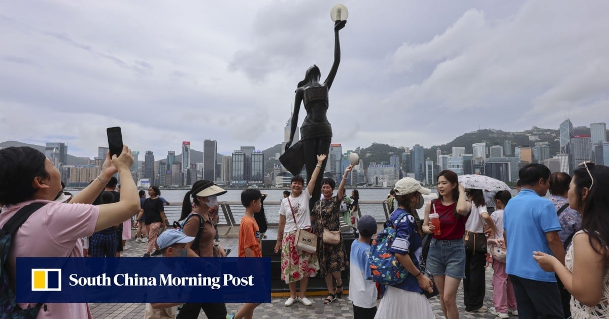 Guide losing licence for threatening mainlanders shows low-cost tours are rife in Hong Kong