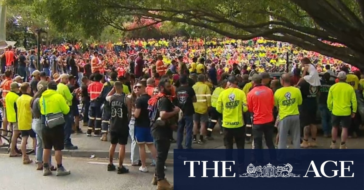 Hundreds of workers join CFMEU rally in Brisbane