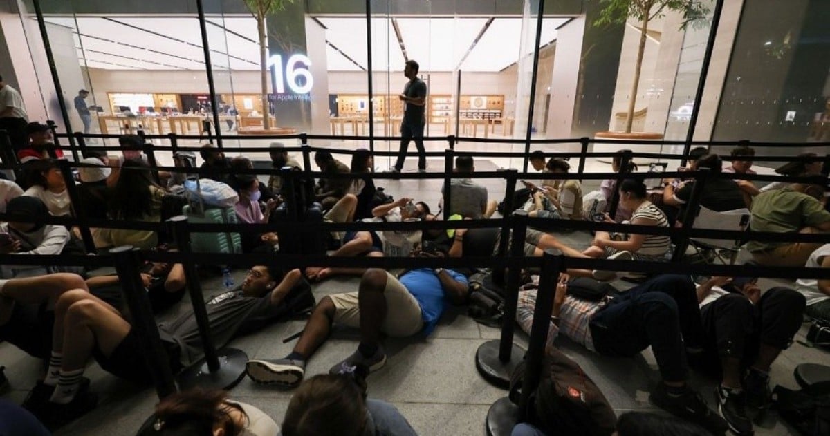 'I made my way here at 3am': Man first in line for iPhone 16 at Orchard Road's Apple Store