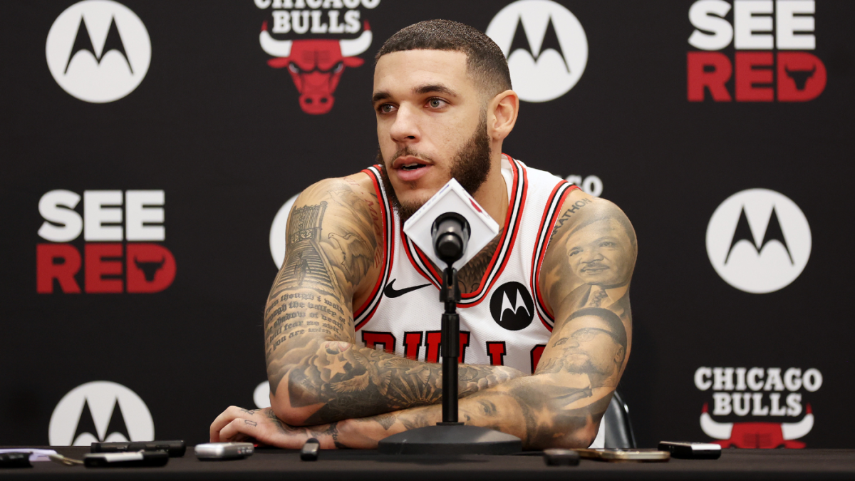  Lonzo Ball, with a 'brand new knee,' hopes to play in Bulls' season opener after two-and-a-half years away 